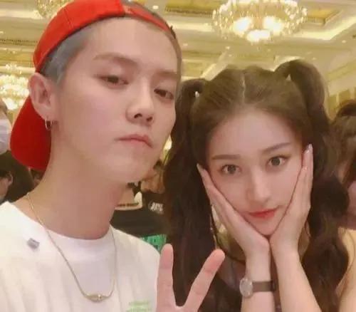 网友偶遇关晓彤陪鹿晗踢球,曝关晓彤经常陪伴鹿晗