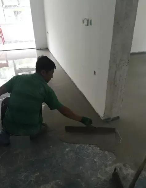 装修木地板怎么铺视频教程,装修铺强化木地板避坑攻略