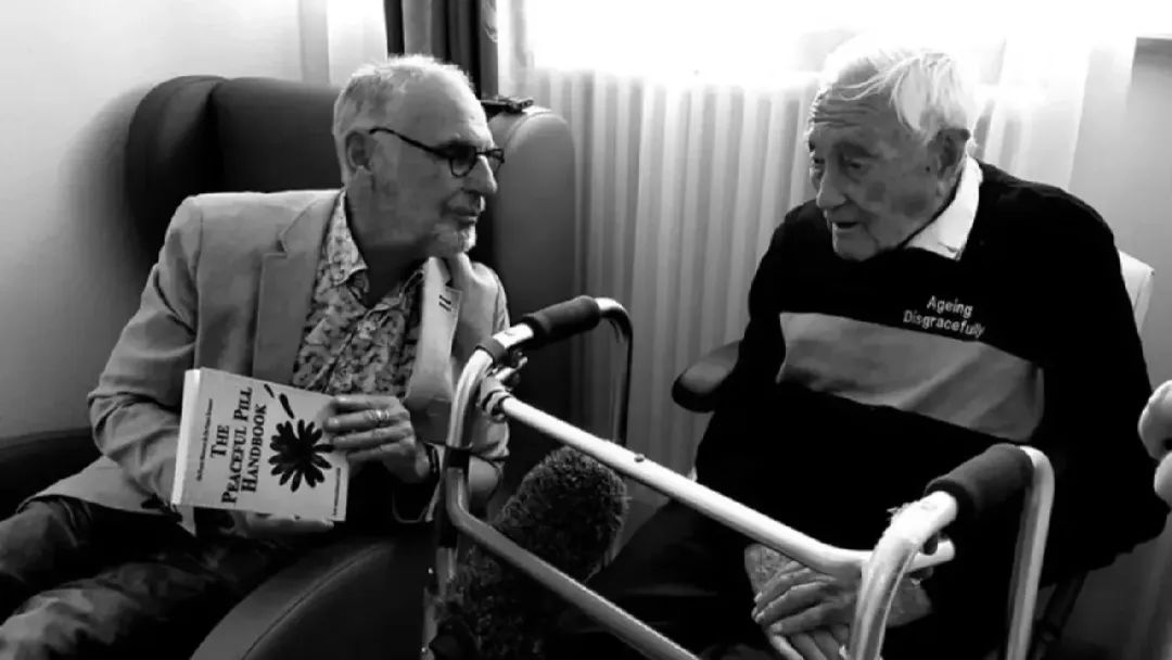 他设计了一个安乐死舱，30秒一键去世，能搬到任何地方