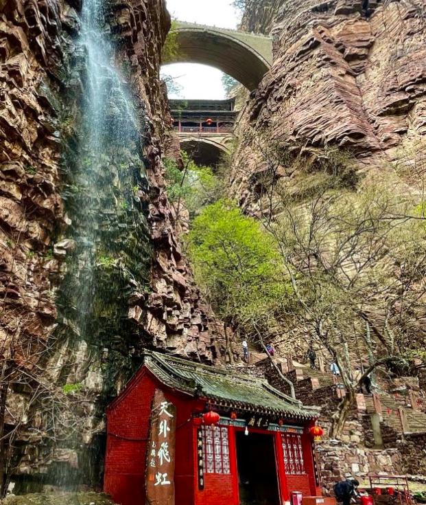 五岳奇秀揽一山全文,五一爬泰山一览众山小