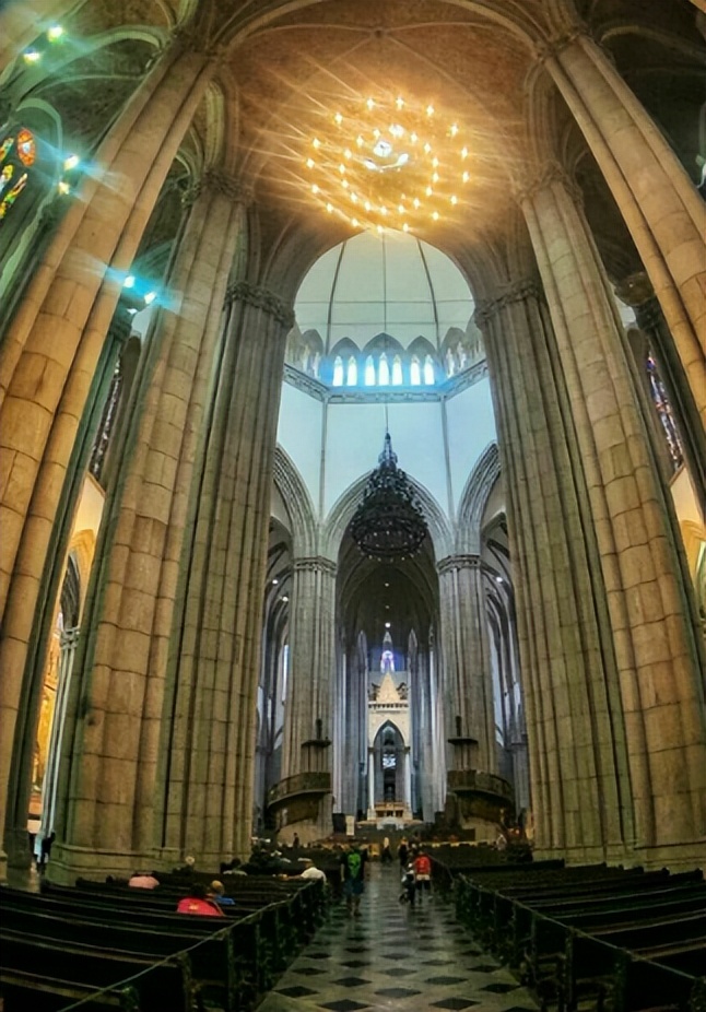 圣保罗真实历史,圣保罗大教堂历史背景100到200字