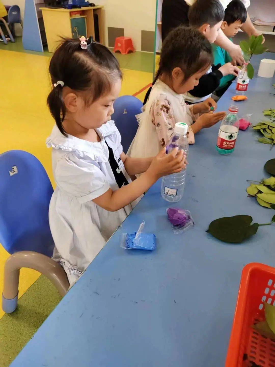 “戏”动童年，“域”见未来——诺亚舟开心果幼儿园区域活动