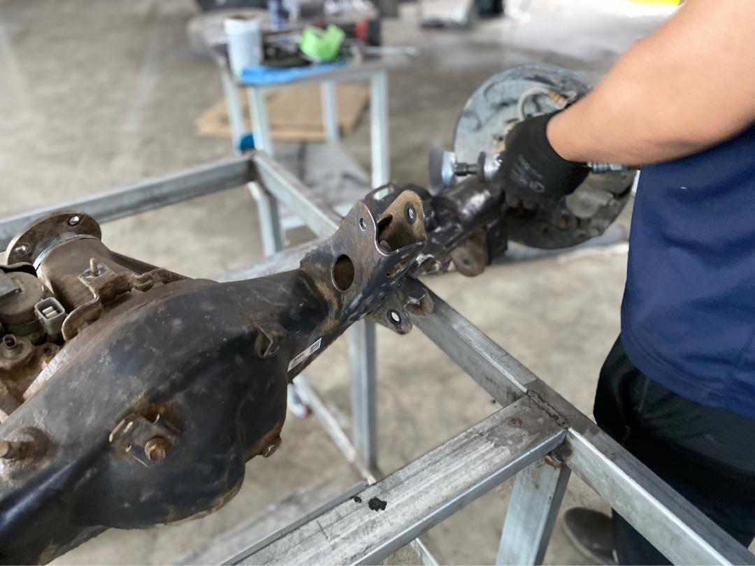 丰田霸道生锈,破旧丰田翻新