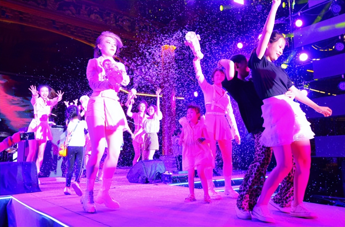 羊狮慕与张家界哪个好,江西明月山和羊狮慕哪个更值得去