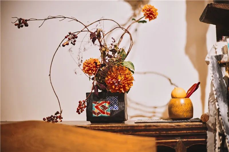 从义乌1平米小摊到拥有2家花店，他把仿真花“插活了”