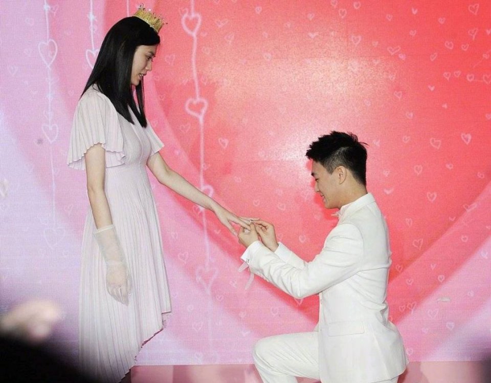 奚梦瑶：母凭子贵嫁豪门，与窦骁绯闻惹争议，她能否坐稳贵妃之路