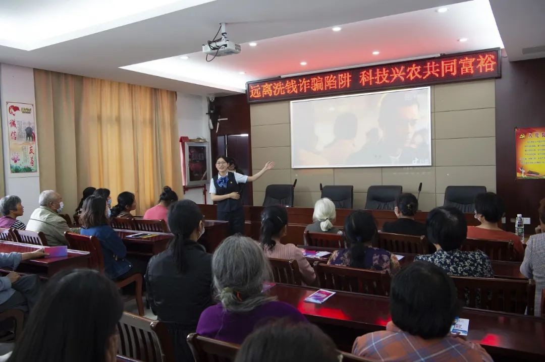 村镇银行业务员：上岗先学方言，月入最多3千，称亲人也不信自己