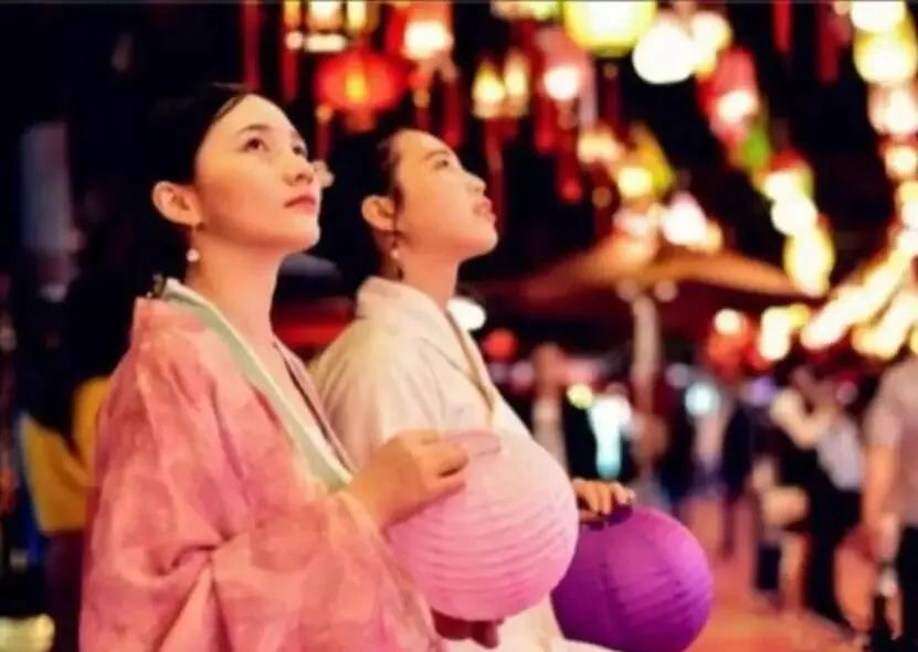 网友质疑泼水节,泼水节是娱乐活动吗