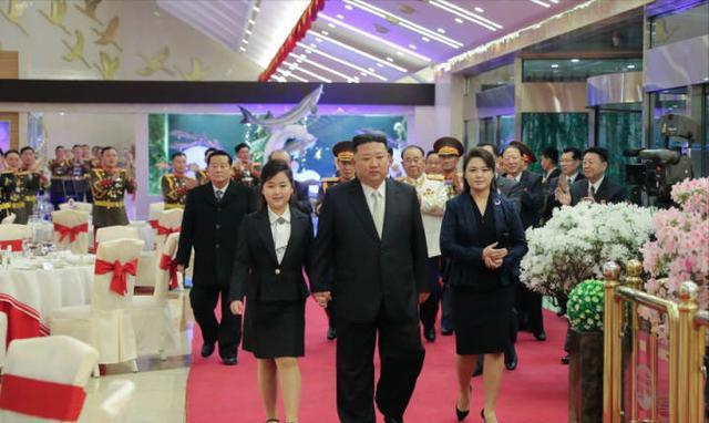 “朝鲜公主”金主爱：金正恩的心头宝贝，吃饭合影都坐在军官中间