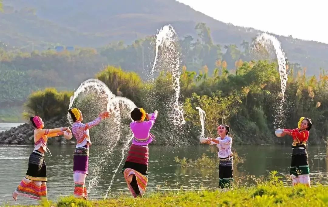 泼水节的来历和习俗简单的,西双版纳将云过泼水节