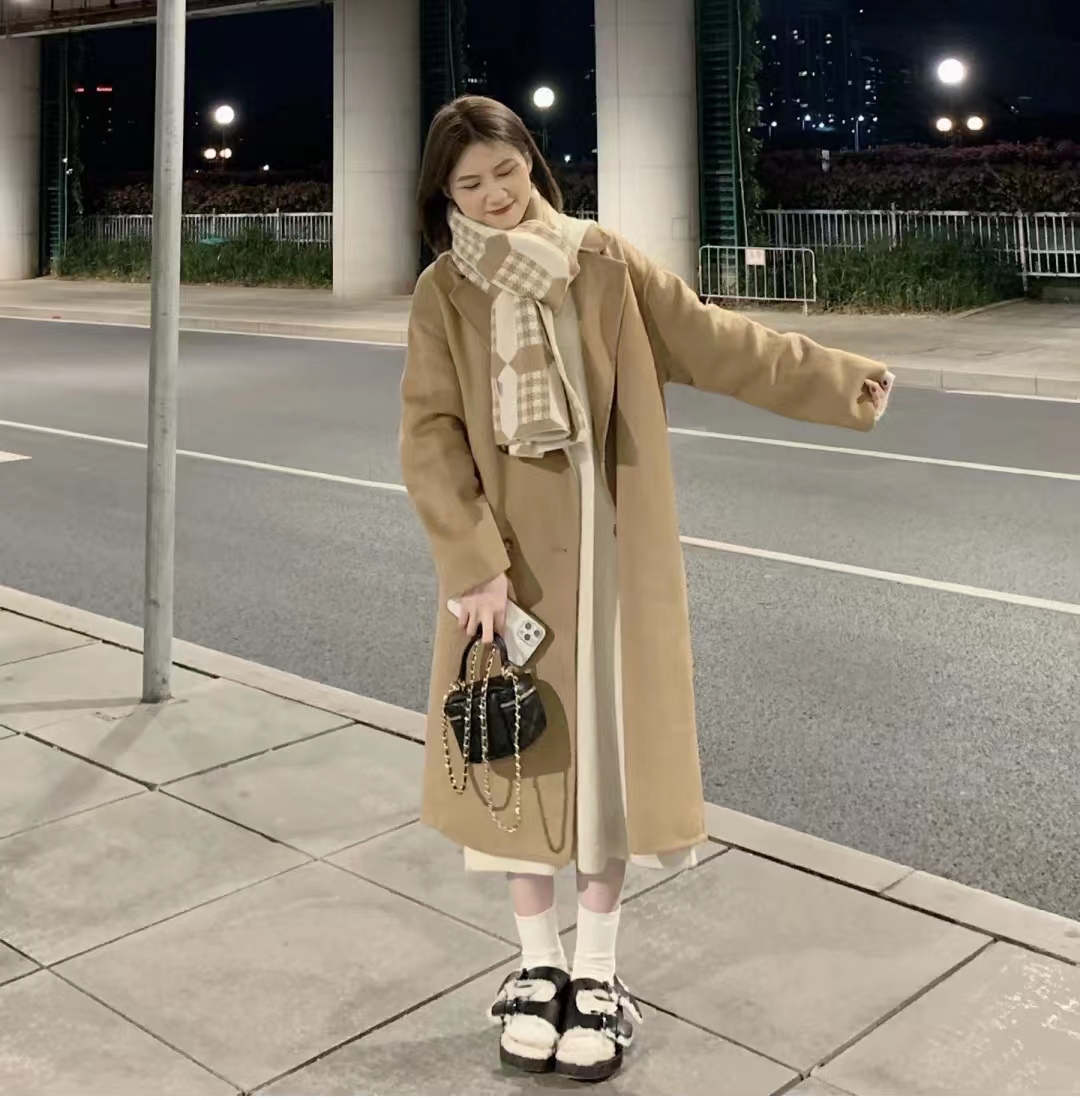 驼色大衣打底配什么颜色显高级,怎样选驼色大衣高级