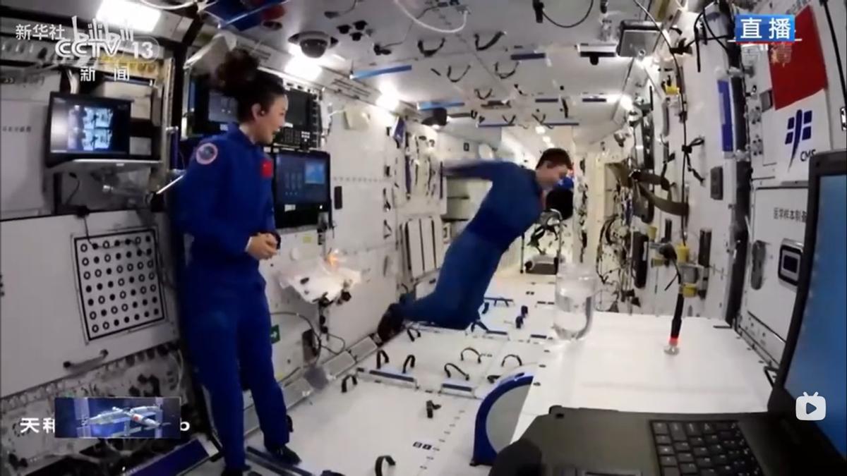 航天员太空转身单臂,航天员甩手转身