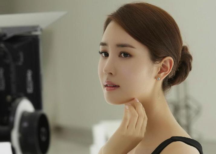 女子洗澡发现腋窝肿块,女孩洗澡时发现背后长了个痘痘