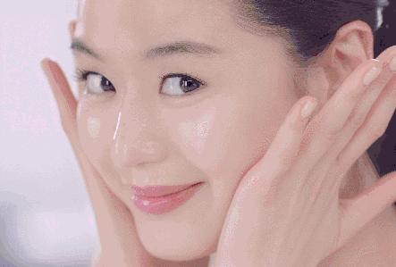 44岁石井美保凭“逆龄生长”登上热搜，雪白美肌离不开护肤小秘诀