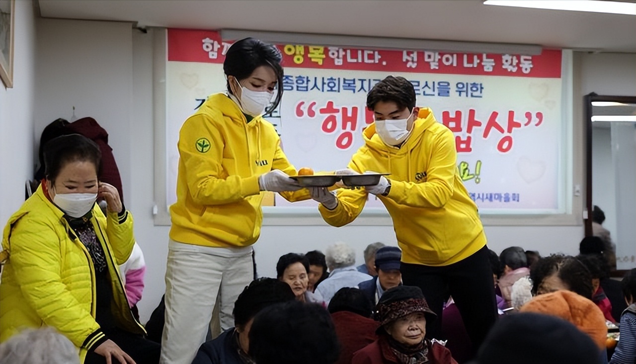 又被倪妮美到了,超温柔的韩系穿搭连帽卫衣