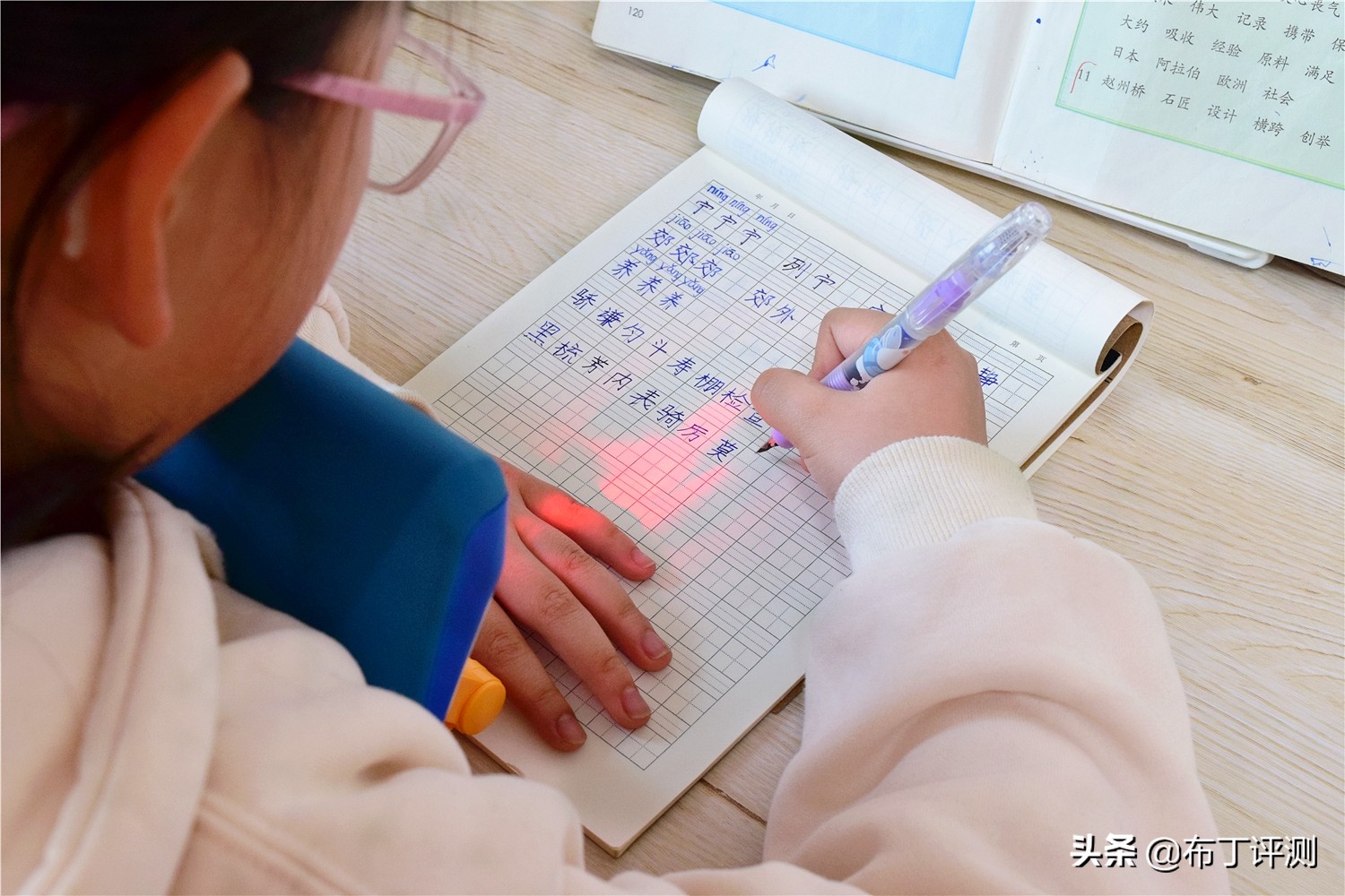 如何培养孩子的正确坐姿？UBOT智能坐姿矫正器评测