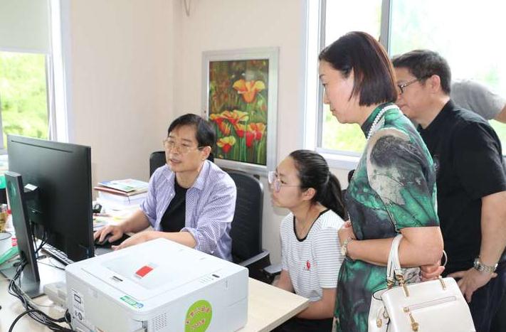 华中师范大学研究生,在夜市摆摊卖鸡爪,只因学了“天坑”专业
