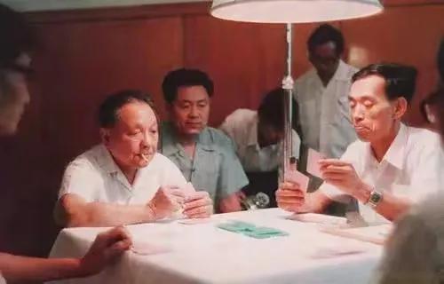 一位令人折服的伟大外交家——*小平邓**