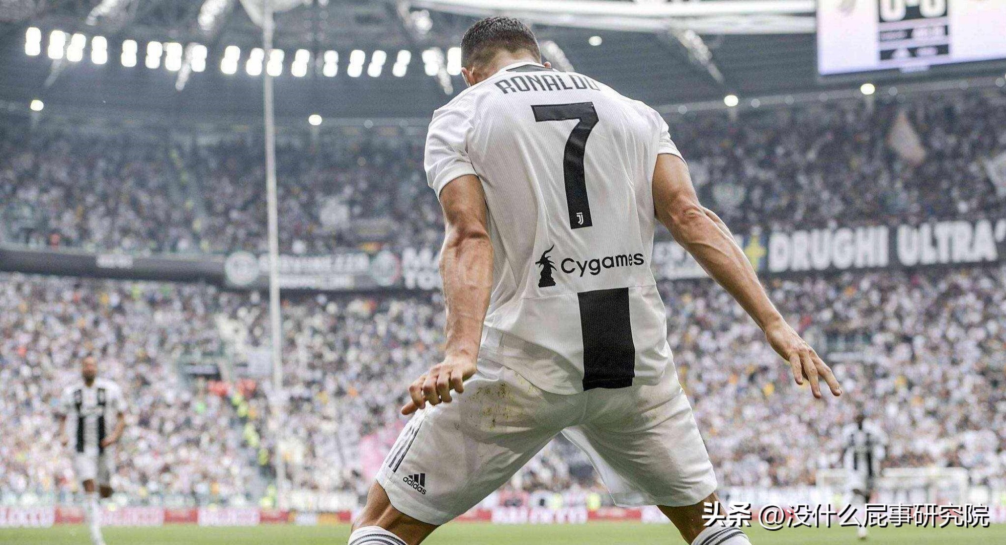 比C罗还自恋，皇马球员家里有两尊他的雕像，每次经过都驻足