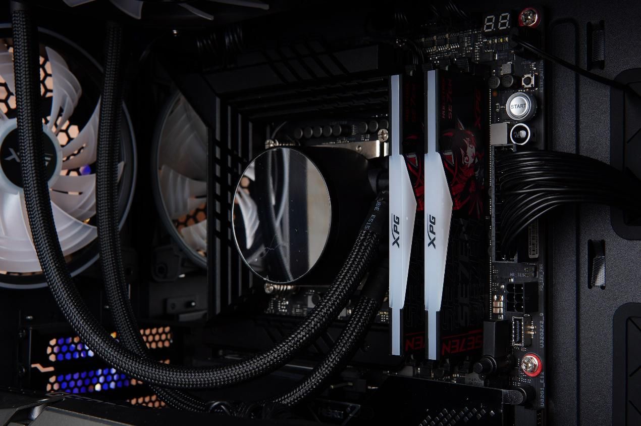 可以装多个硬盘的主机箱,带可插拔硬盘盒的主机