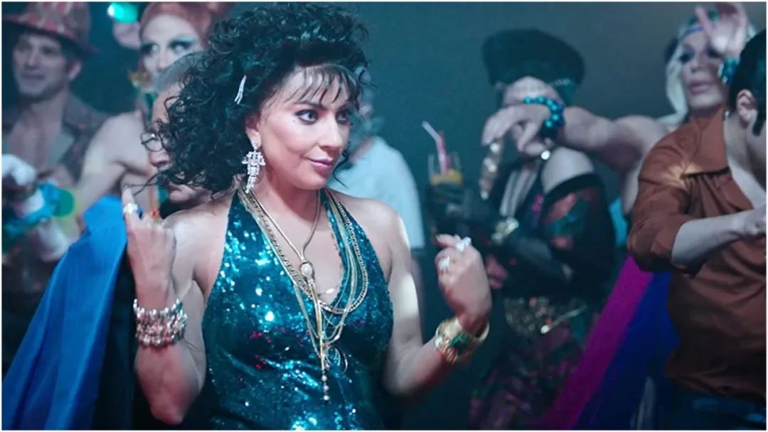 lady gaga和黑寡妇 (gaga今年格莱美礼服)