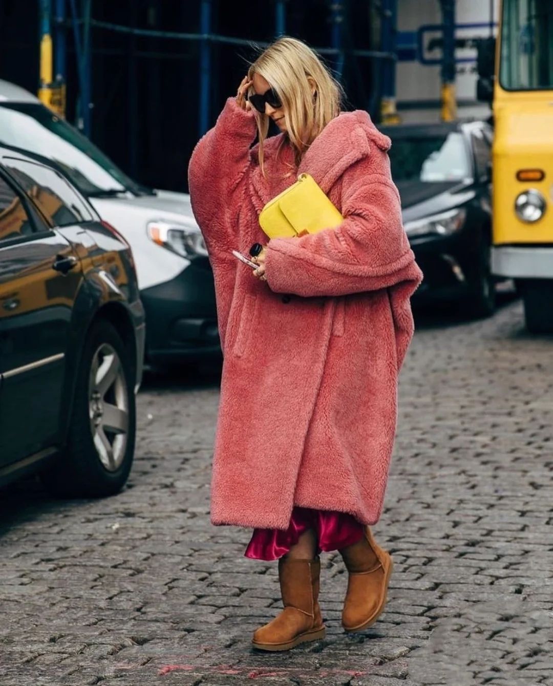 春季黄色羊绒大衣穿搭出高级感,羊毛大衣买什么颜色经典百搭洋气