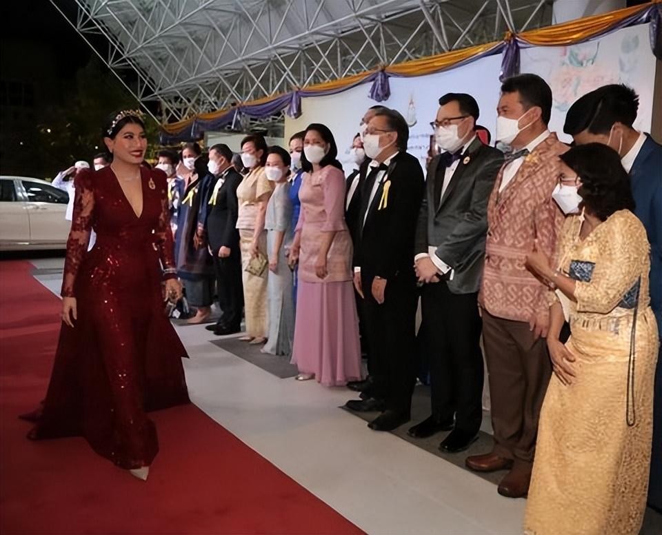 泰王屈膝礼,苏提达生日庆典