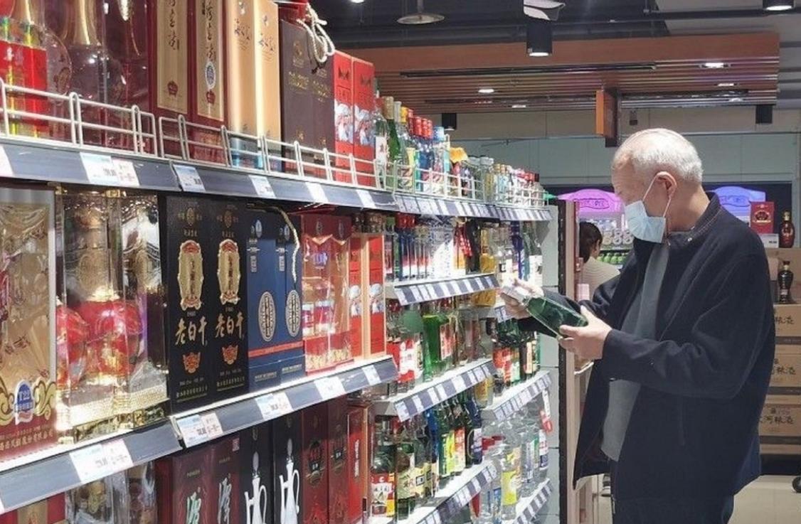 老板买酒要注意什么细节,买酒老板问你送人还是自己喝