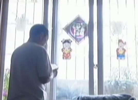 小伙捡到一块长满“金子”的石头,男子散步捡到会发光的石头给20万