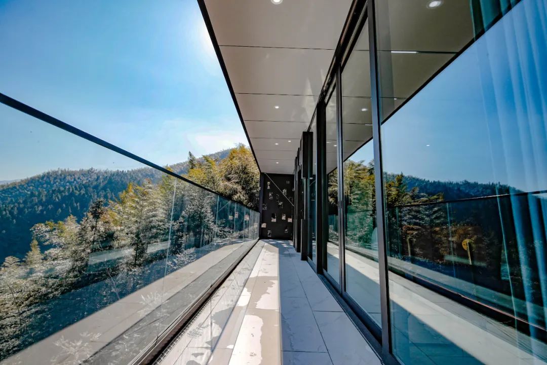 他只用了一星期，建成一座「可移动的房子」，上山下海睡遍世界