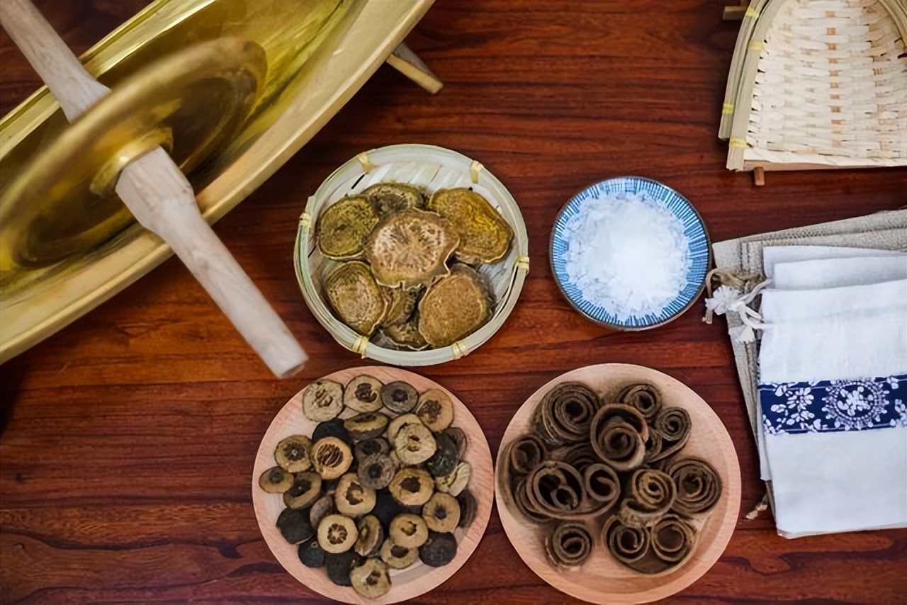 结合“实则阳明，虚则太阴”思想，探讨临床辨治腹满的经验