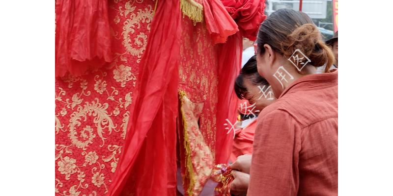 56岁阿姨：我爸和继母恩爱50年，继母去世，我才知道一切都是假象