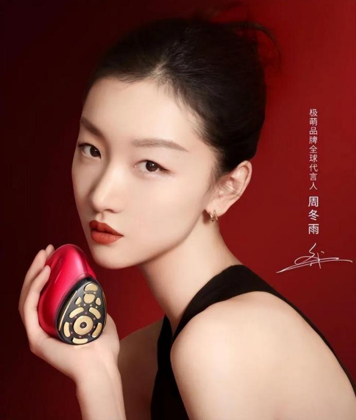 周冬雨相貌平平为什么那么火,周冬雨为什么一出道资源就那么好