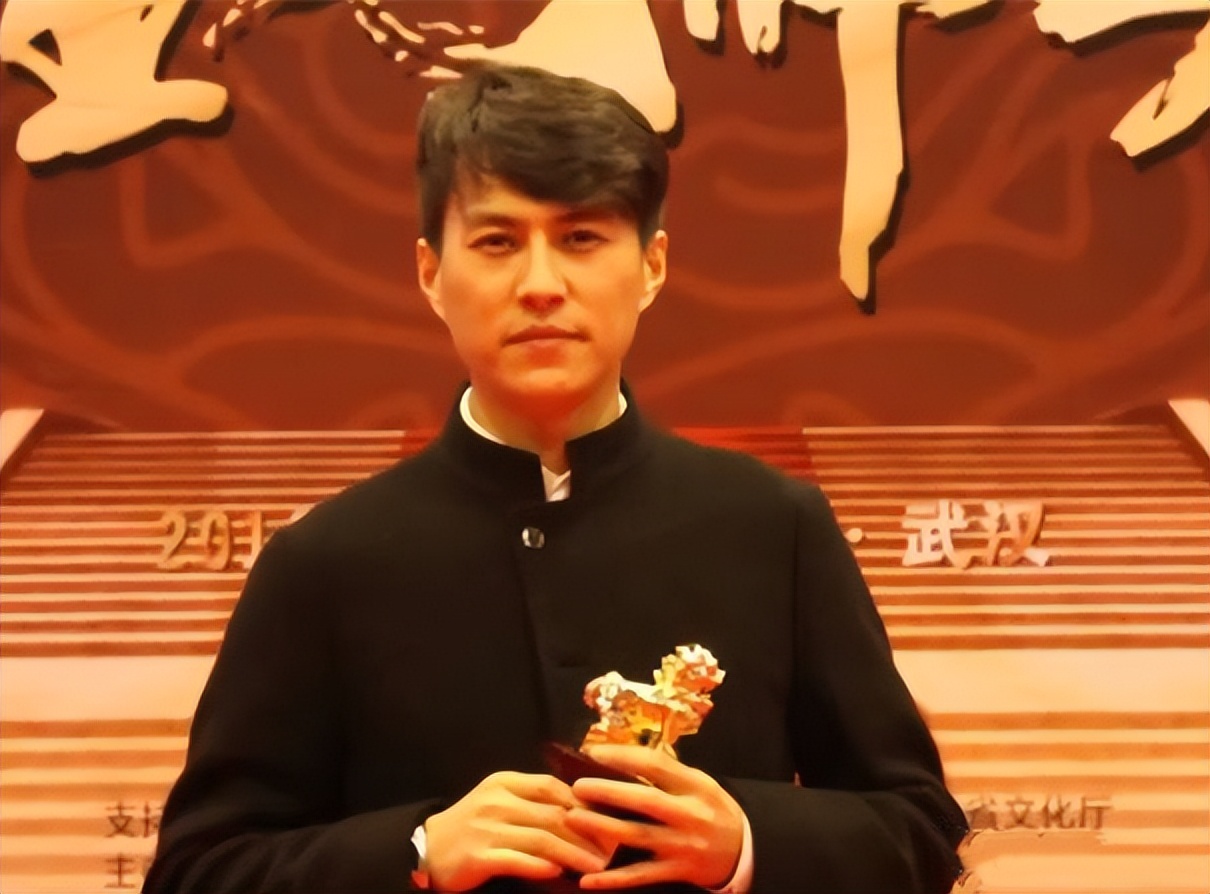 吴越评价靳东的长相,吴越和靳东差几岁