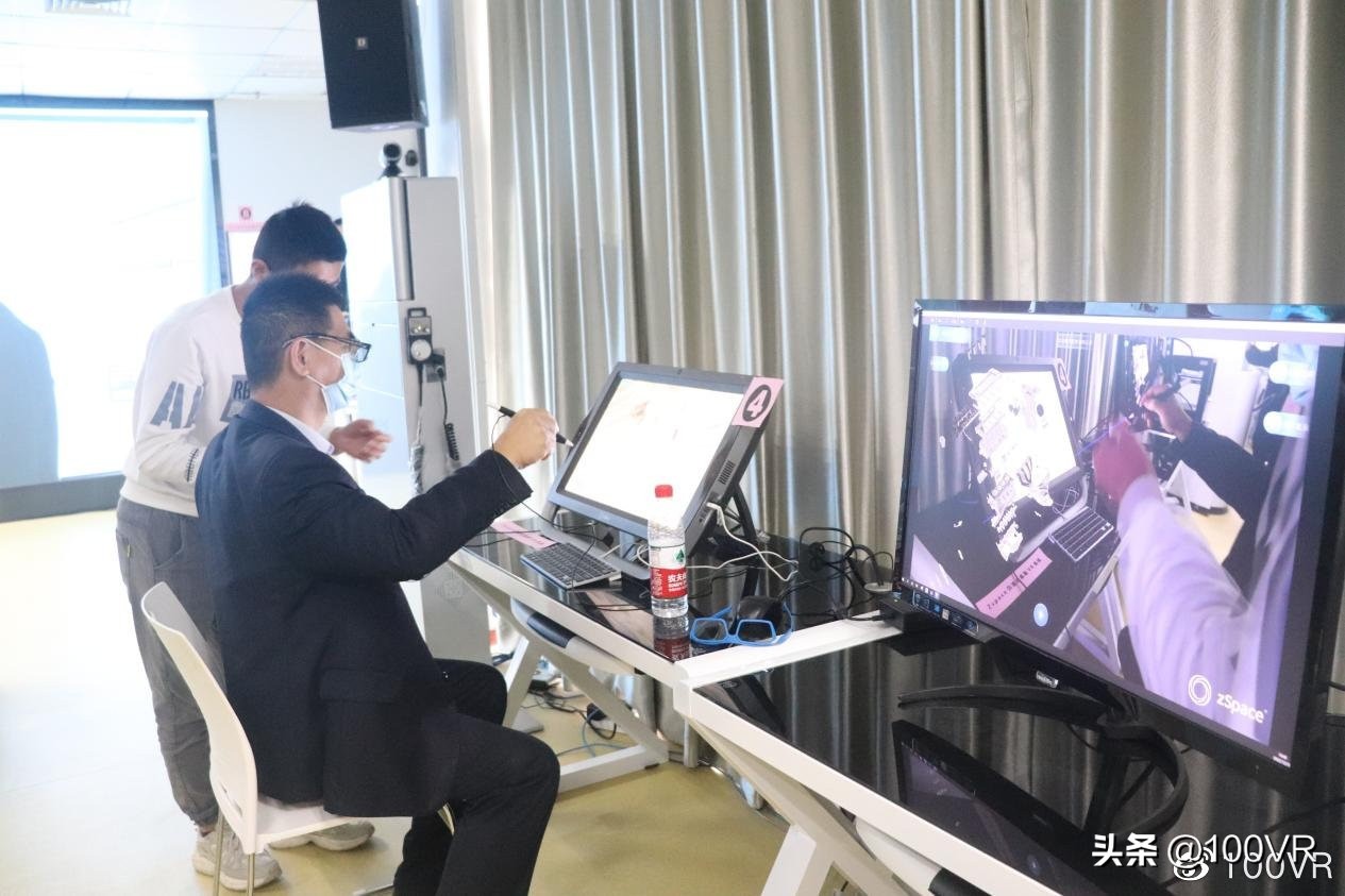 厦门市人社局走进凤凰创壹参观体验元宇宙最新技术