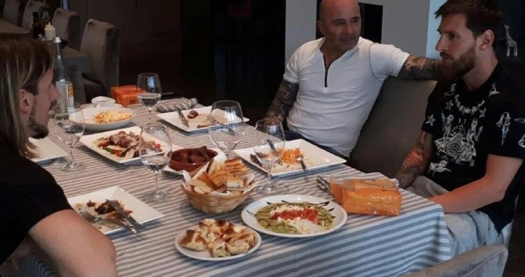 梅西自律前有多爱吃甜食,梅西多自律