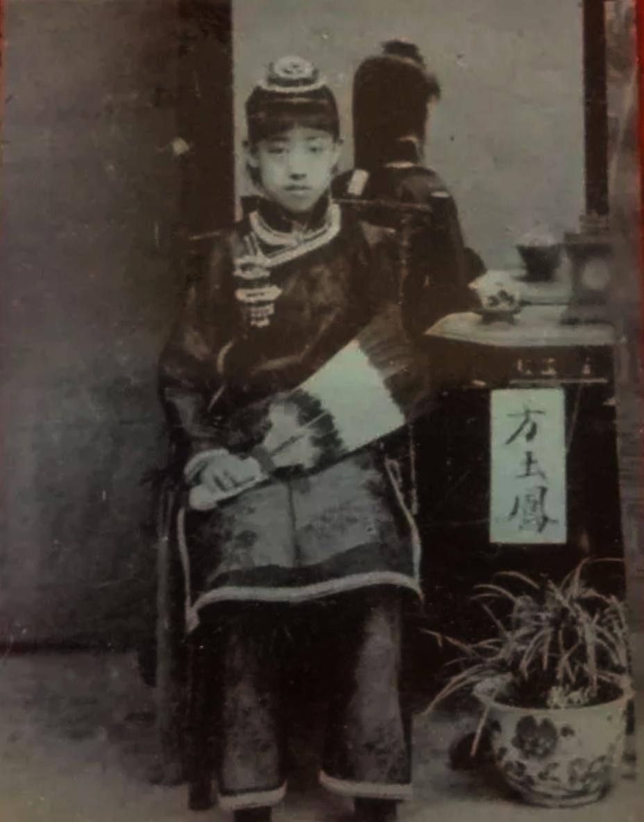 卑鄙龌龊老照片：*楼青**女子妖娆多姿，妇女露胸喂奶被孩子撕扯衣服