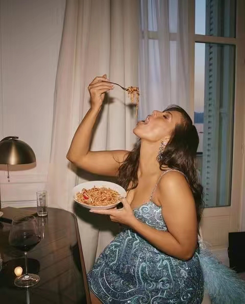 180斤大码超模靠针灸拔火罐美容!穿吊带身材火辣,自信到骨子里