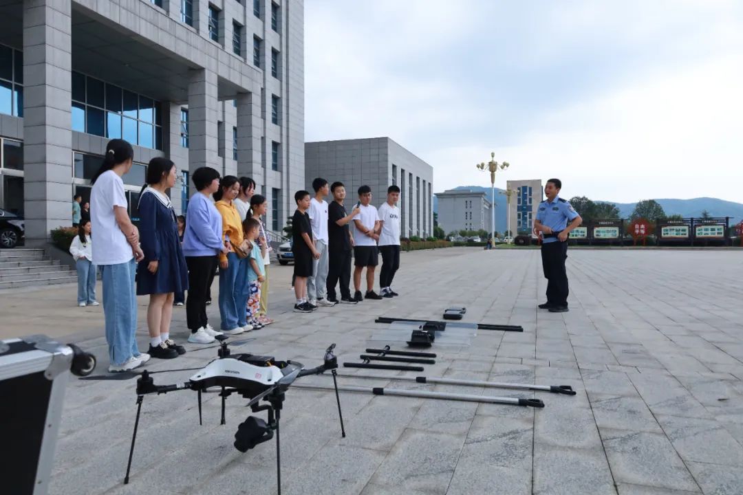 新县公安“走进警营筑梦启航”民辅警子女升学祝捷活动举行