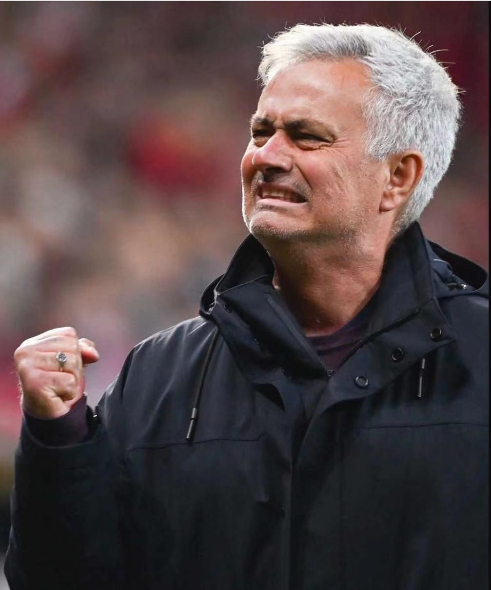 暴怒!欧联杯丢冠穆帅停车场堵裁判大骂:你们太耻辱!去你的欧足联