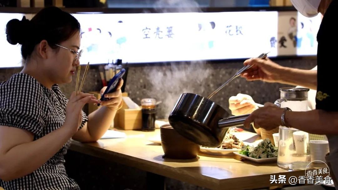 这“锅”烩面到底啥情况？咋就让人一口吃出两种风味