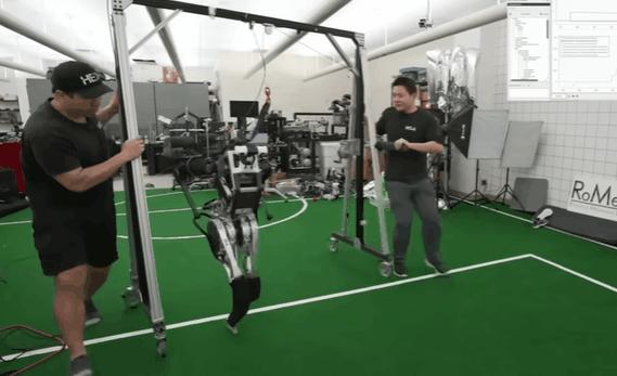 世界最先进类人机器人,走路智能机器人