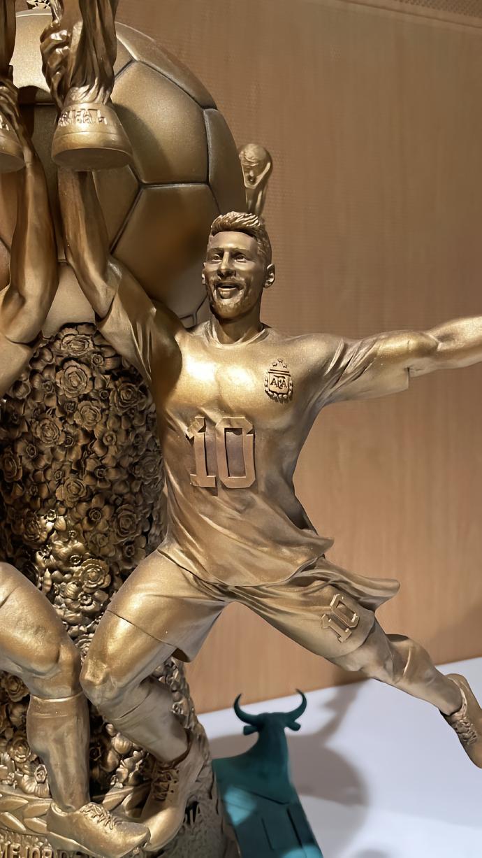 主办方梅西颁奖,今年阿根廷梅西首座冠军奖杯