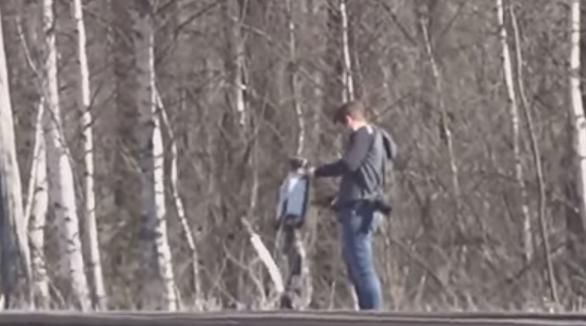 塞尔维亚球迷高举横幅讽刺美国,塞尔维亚球迷举横幅列美国侵略史