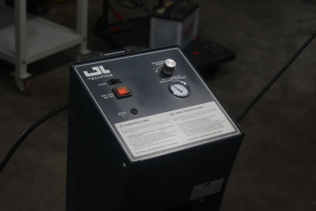 雷克萨斯ls430翻新修复,雷克萨斯ls430老车翻新作业