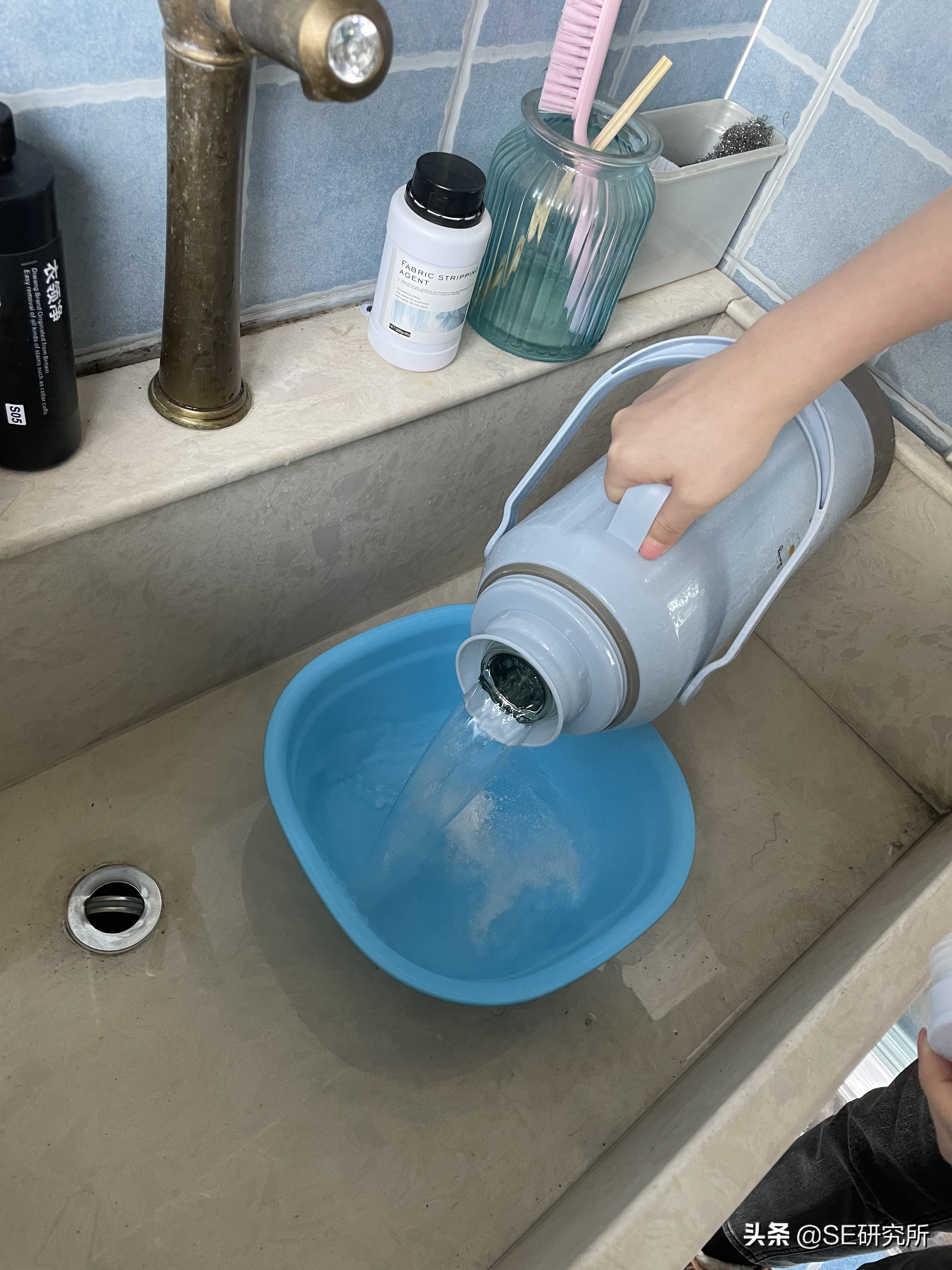 白色衣服漂白水变粉红了,白色衣服漂白后变粉红怎么回事