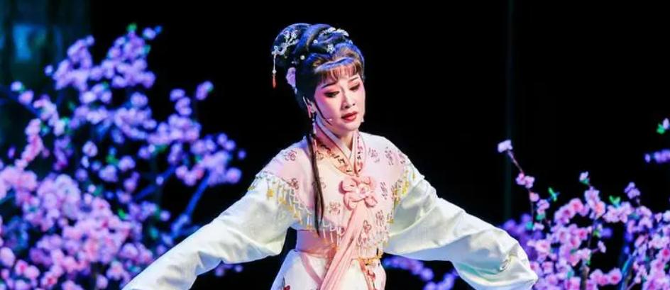 从话剧表演转型到影视剧,从传统京剧到现代京剧传承与发展