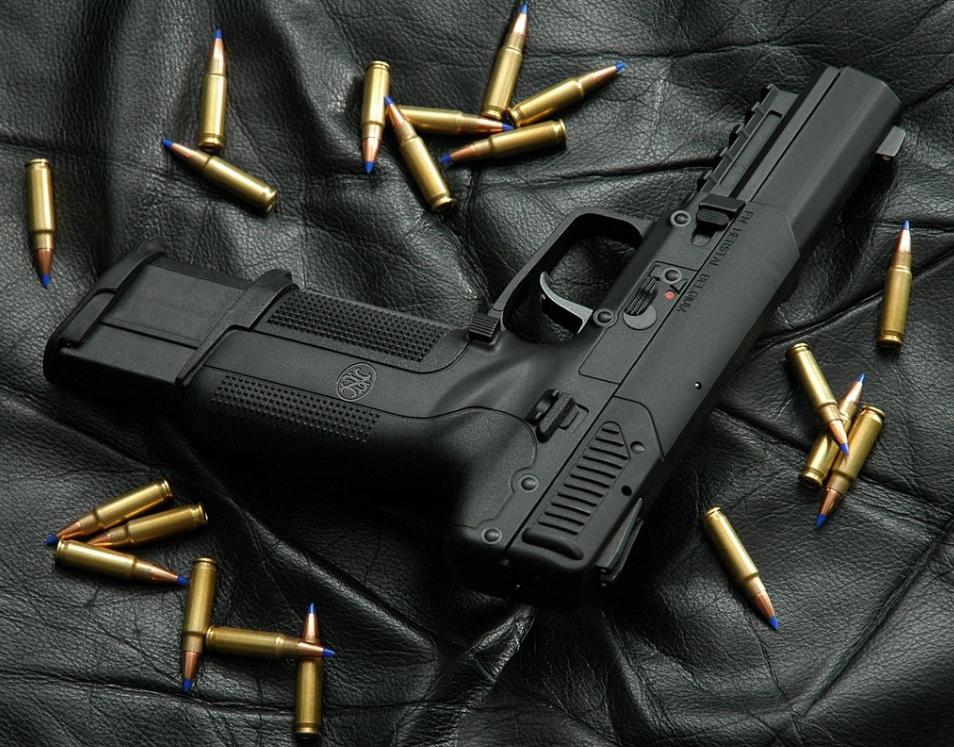 fn57冲锋手枪,防弹衣像纸糊的一样