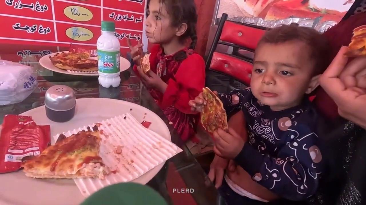 伊朗米娜带孩子进城买冬季衣服,伊朗米娜带孩子最后结局