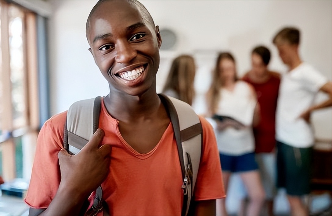 沈阳一高校非洲留学生在食堂小便，学生怒问：优秀留学生不处理？